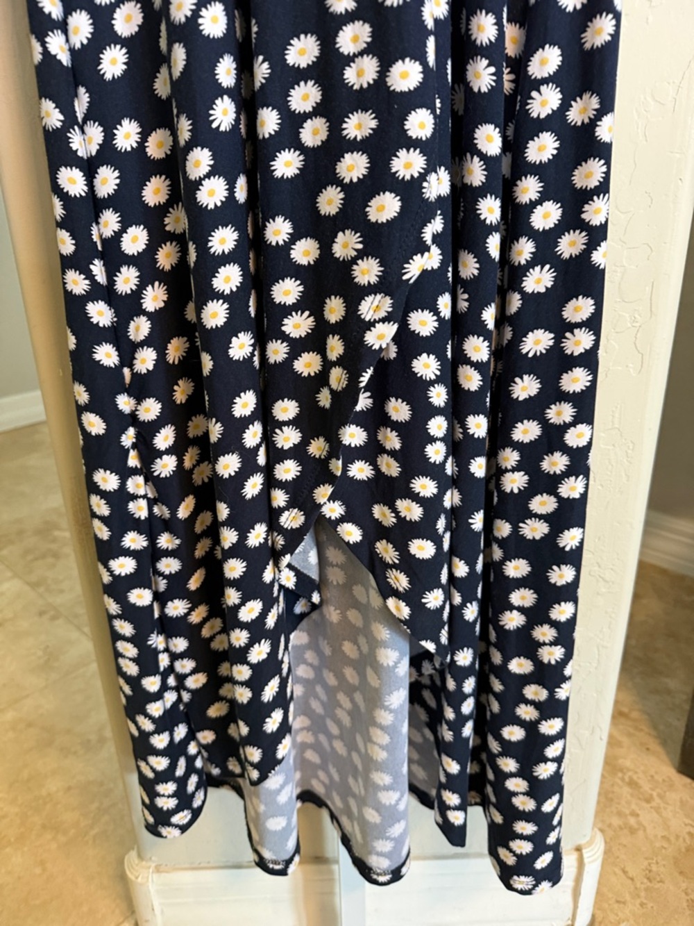 J for Justify Navy Dress with White Daisy Print
SZ Small - Picture 4 of 8